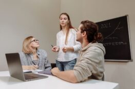 Een startup team dat samenwerkt aan financiële oplossingen in een moderne kantooromgeving.