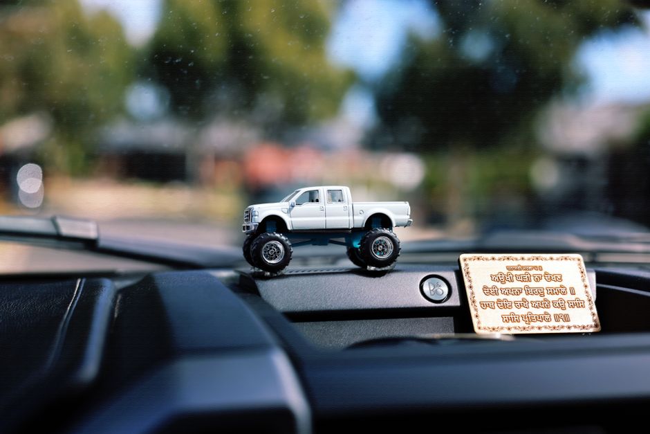 Een stijlvolle vrachtwagen met gepersonaliseerd interieur en accessoires, perfect voor chauffeurs die comfort waarderen.